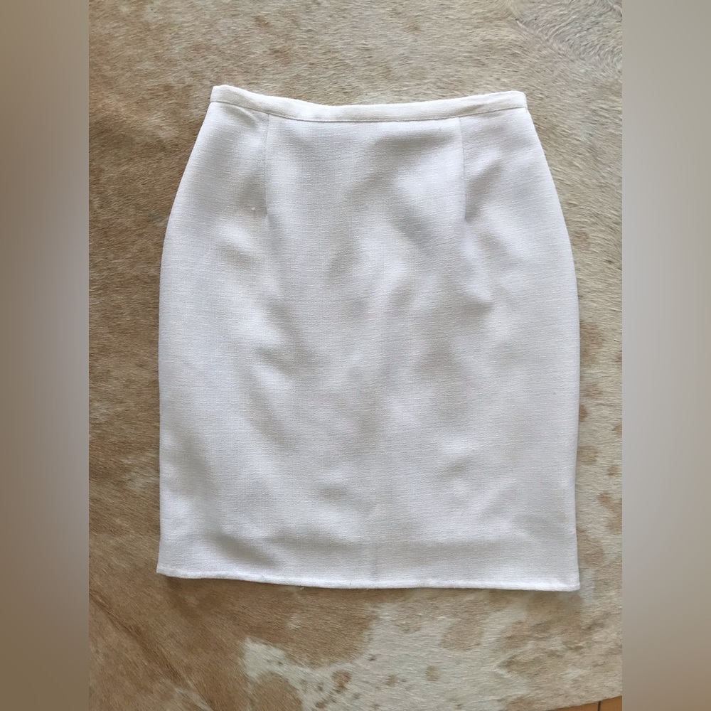 Classique Collections White Pencil Style Skirt• size: 3